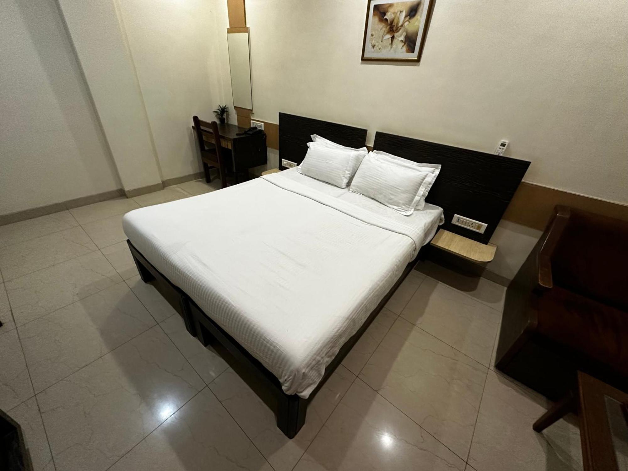 The Saffron Suites Sasupāda Exterior foto