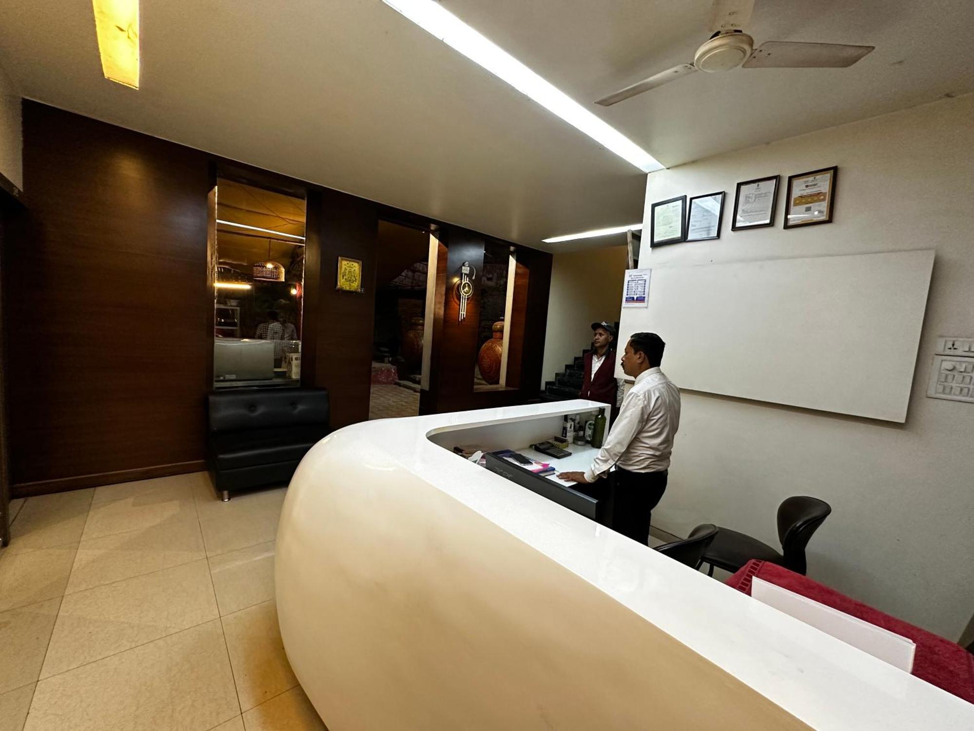 The Saffron Suites Sasupāda Exterior foto