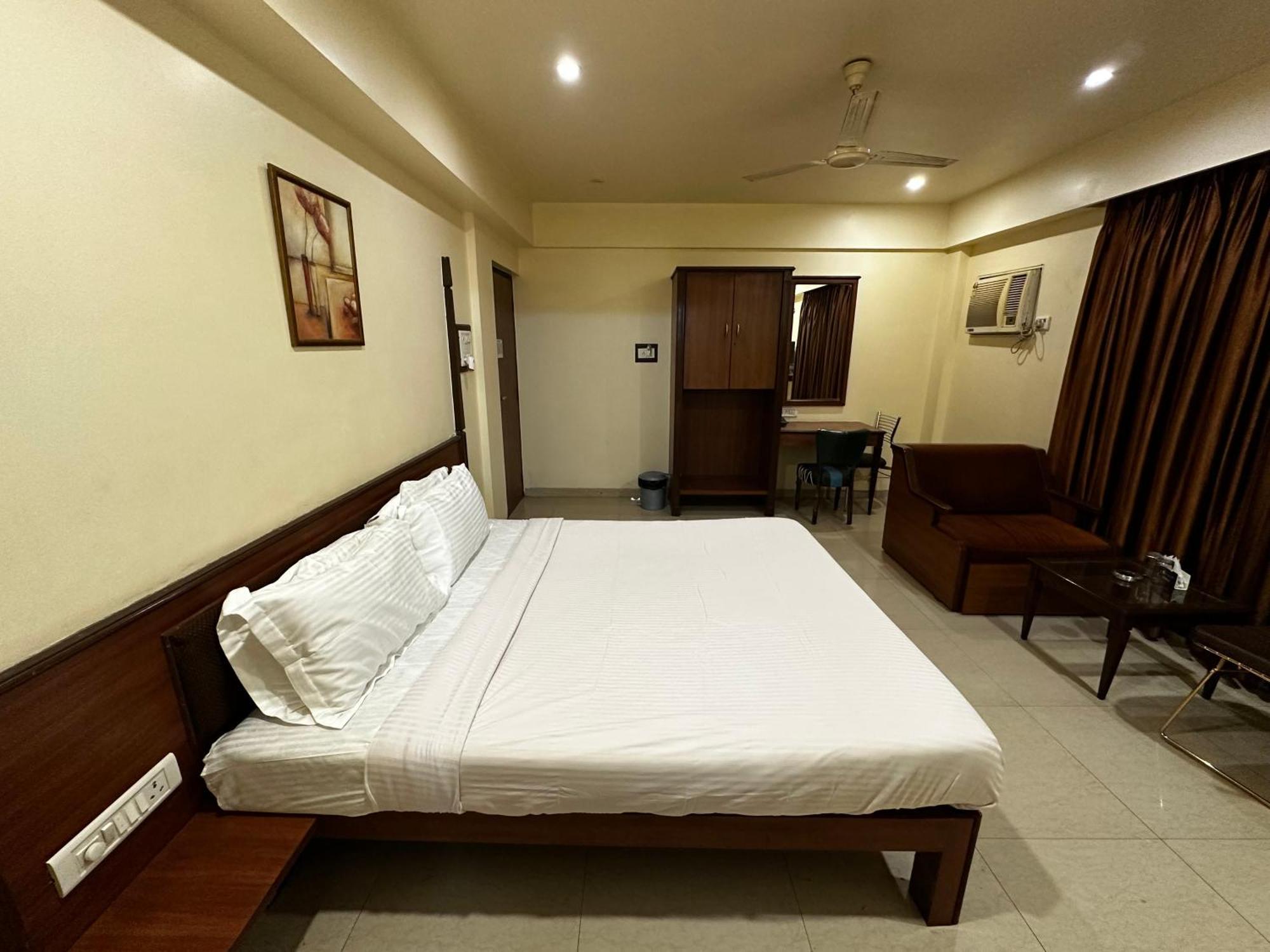 The Saffron Suites Sasupāda Exterior foto