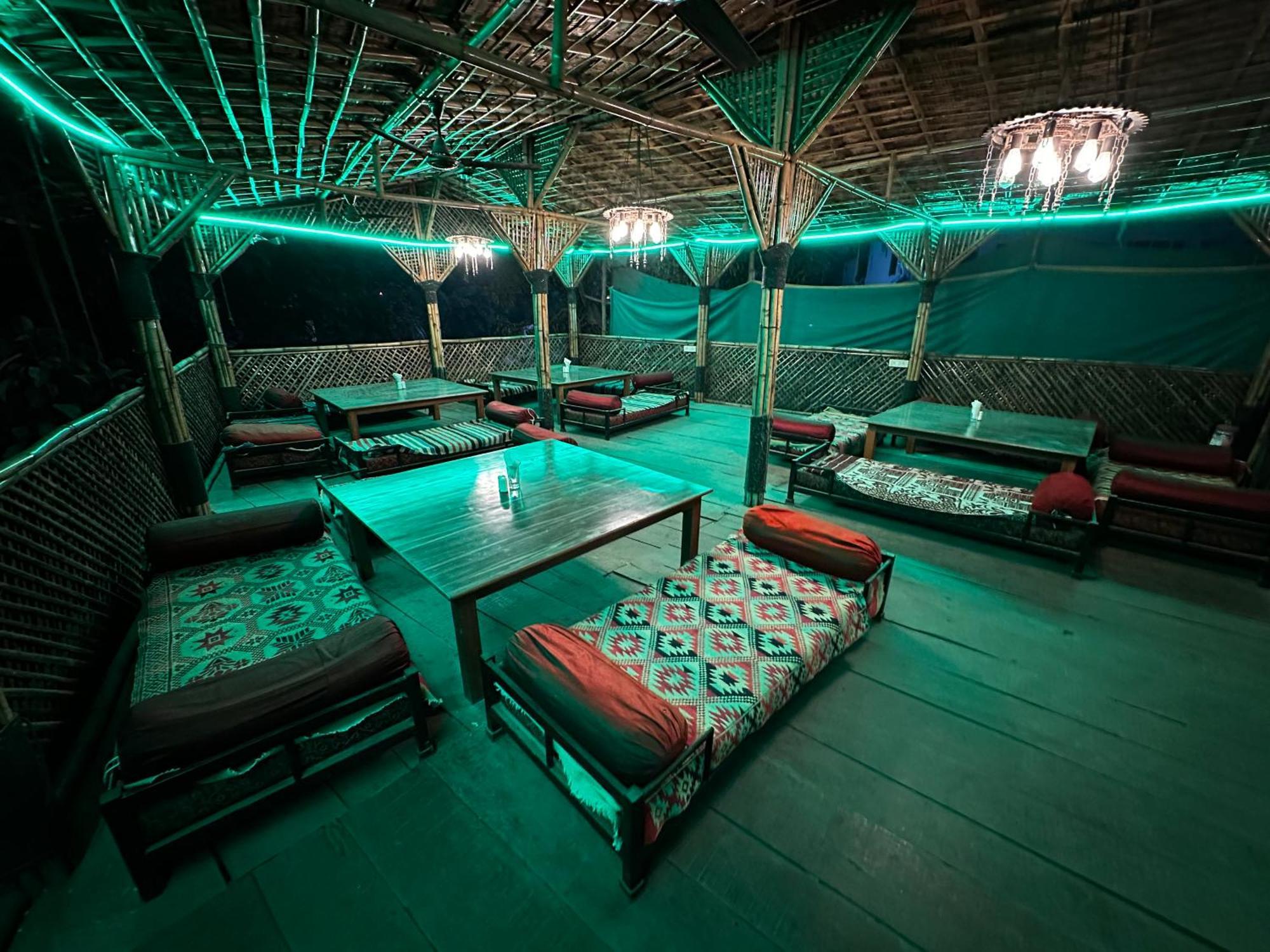The Saffron Suites Sasupāda Exterior foto